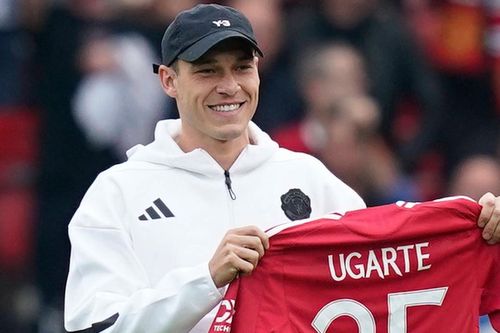 Ugarte không ở lại xem MU thua Liverpool