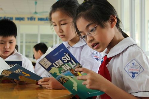 Từ tấm thẻ thư viện...
