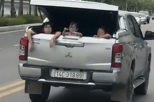 Chở trẻ em trên thùng xe bán tải là chủ quan trước hiểm họa