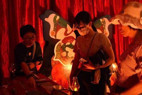 Người dân thích thú trải nghiệm triển lãm 'Tinh Quang Hội Nguyệt'