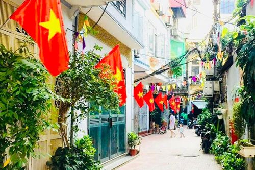 Quận Thanh Xuân: những ngõ phố rực rỡ cờ hoa chào mừng các ngày lễ lớn