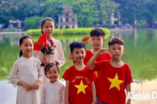 Nghỉ lễ Quốc Khánh: Người dân Thủ đô nườm nượp đến các địa điểm vui chơi