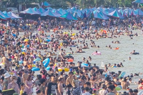 Hải Phòng: du khách nườm nượp đổ về Đồ Sơn ngày nghỉ lễ