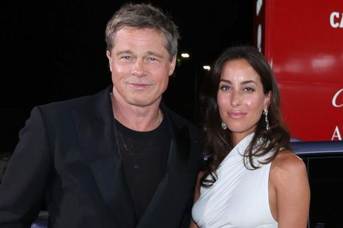Brad Pitt nắm chặt tay bạn gái kém 27 tuổi tại LHP Cannes