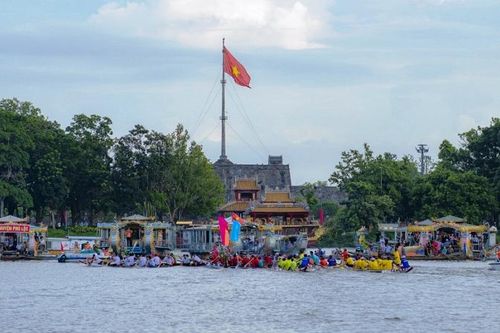 Sôi nổi giải Đua ghe truyền thống trên sông Hương