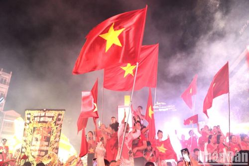 Xúc động hàng nghìn người dân hát mừng Quốc khánh 2/9