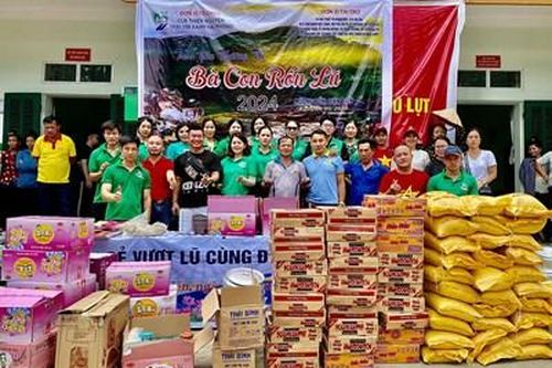 Chia sẻ với đồng bào lũ lụt Điện Biên