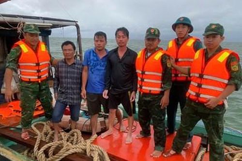 Bộ đội Biên phòng tỉnh Kiên Giang cứu sống 3 người dân bị nạn trên biển