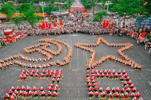 500 đội viên, đoàn viên đồng diễn, xếp hình cờ hoa mừng 'Tết Độc lập' tại Nam Định