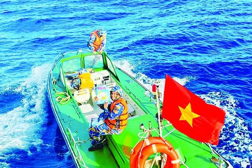 Chuyện về những lá cờ Tổ quốc giữa trùng dương