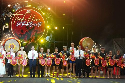 Đặc sắc đêm trình diễn võ thuật quốc tế giữa 'đất võ' Bình Định