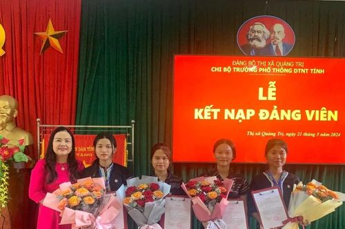 Bài 3: Nhiều học sinh dân tộc Vân Kiều được đứng vào hàng ngũ của Đảng