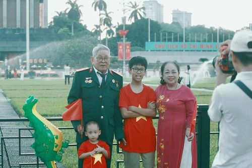 Người dân nô nức đến Quảng trường Ba Đình chụp ảnh dịp lễ 2/9