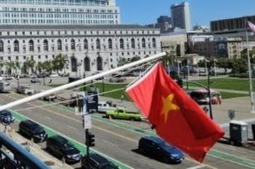Cờ đỏ sao vàng của Việt Nam tung bay trang trọng trên bầu trời San Francisco