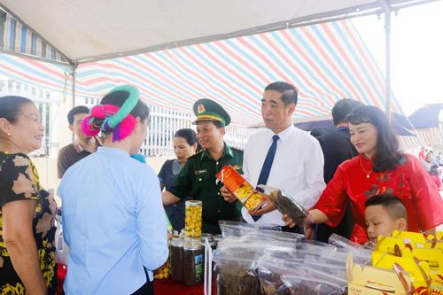 Chợ phiên Pò Hèn nơi địa đầu Tổ quốc