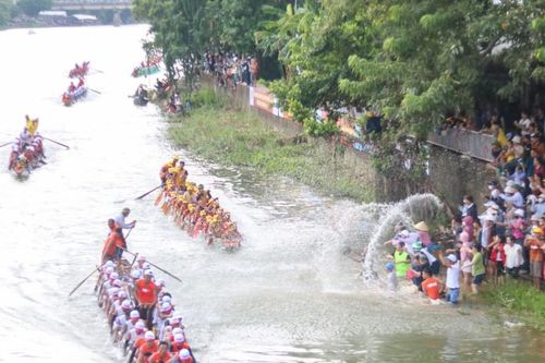 Sông Kiến Giang 'dậy sóng' mừng Tết Độc lập