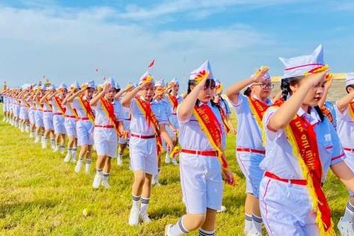 Thiếu nhi Nghệ An đồng diễn nghi thức đội, tổ chức trò chơi dân gian hấp dẫn