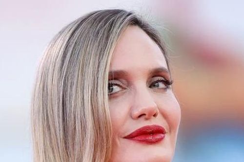 Angelina Jolie - đen tình, đỏ nghiệp