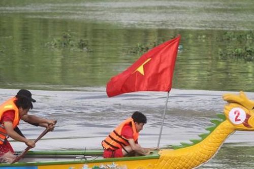 Người dân háo hức xem đua thuyền trên sông Sài Gòn mừng Quốc khánh 2/9
