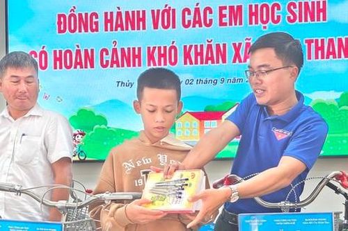Học sinh nghèo bất ngờ nhận nhiều phần quà, xe đạp trong ngày lễ Quốc khánh 2/9