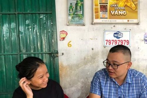 Hai nữ nhân viên lao vào dòng nước xiết cứu cụ ông bán vé số