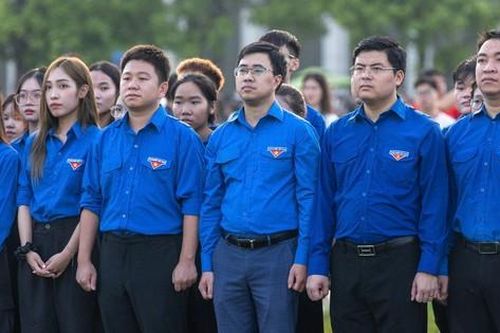 300 đoàn viên thanh niên, nghệ sĩ tề tựu tại Quảng trường Ba Đình chào cờ và hát Quốc ca