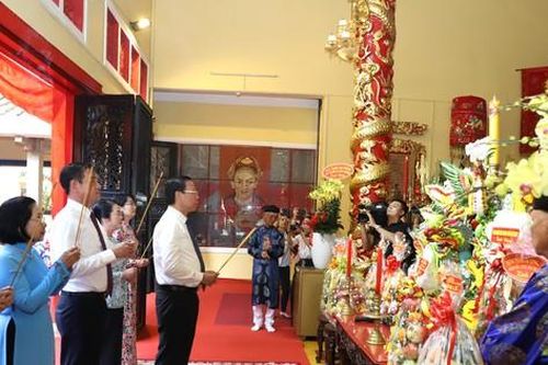 Dâng hương tưởng nhớ Đức Tả quân Lê Văn Duyệt
