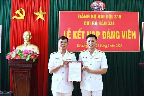 Niềm vinh dự của hai người lính pháo Hải quân trong ngày Quốc khánh