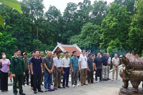 Hàng ngàn người về Khu di tích K9 - Đá Chông dâng hương, tưởng nhớ Bác