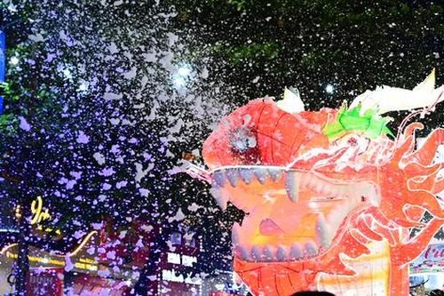 Hàng vạn người tham gia rước đèn lồng khổng lồ đón Trung Thu sớm ở Tuyên Quang