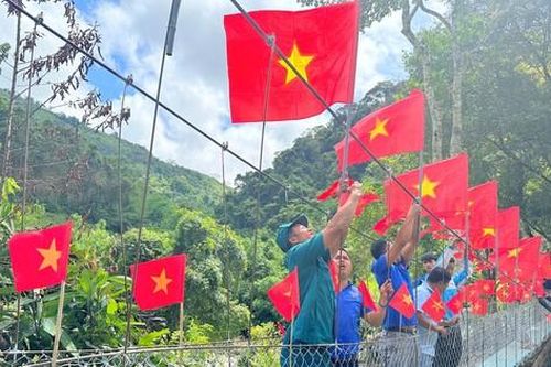 Lễ Quốc khánh, bạn trẻ phượt cả trăm cây số lên vùng biên giới làm điều ý nghĩa