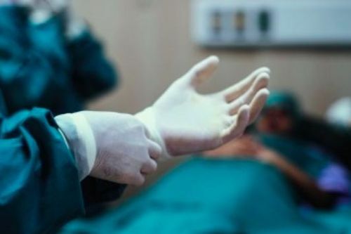 Đang làm việc, người đàn ông trẻ phải đi cấp cứu với bàn tay nham nhở