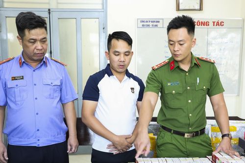 Tạm giữ đối tượng mua, bán trái phép hơn 18.000 tài khoản ngân hàng