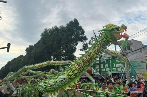 Du khách mãn nhãn với con rồng dài 120m uốn lượn trên đường phố Đắk Lắk