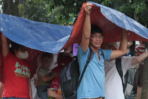 'Biển người' đổ về Thảo Cầm Viên chơi lễ 2/9, mưa lớn không kịp trở tay