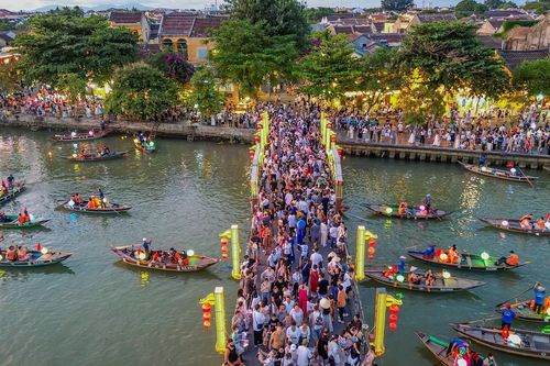 Du khách 'nhích từng bước' tham quan phố cổ Hội An dịp lễ 2/9