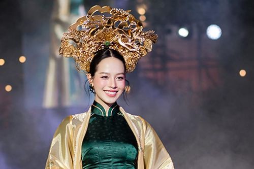 Hoa hậu Thanh Thủy nền nã với áo dài mang âm hưởng cung đình Huế