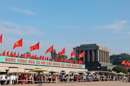 Hàng vạn người vào Lăng viếng Chủ tịch Hồ Chí Minh dịp 79 năm Quốc khánh