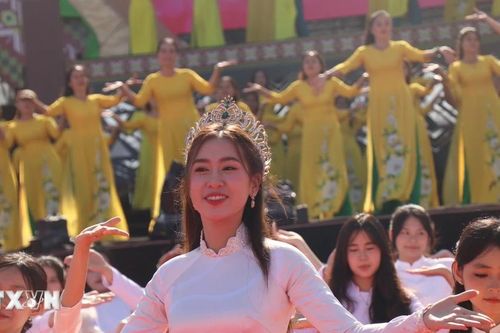 Đắk Lắk: Thiêng liêng Lễ chào cờ và đồng diễn trang phục các dân tộc