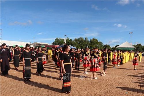 Thiêng liêng Lễ chào cờ và đồng diễn trang phục các dân tộc