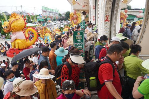 TP Hồ Chí Minh: Các điểm vui chơi, giải trí đông nghịt khách trong ngày Tết độc lập