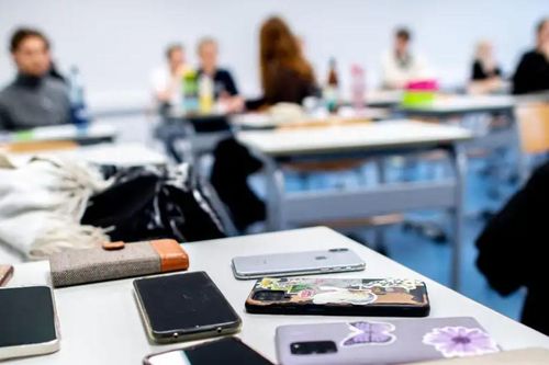 Hà Lan: Cấm học sinh sử dụng điện thoại di động tại trường học