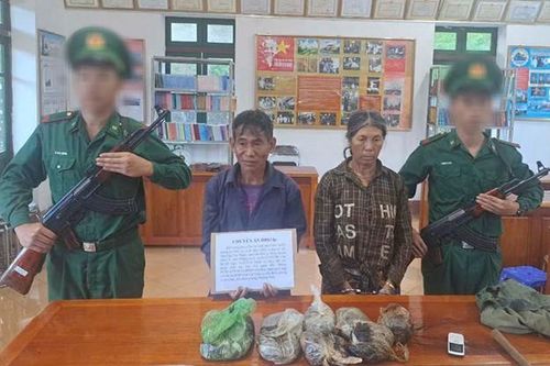 Điện Biên: Bắt 2 người nước ngoài mang 10kg thuốc phiện vào Việt Nam