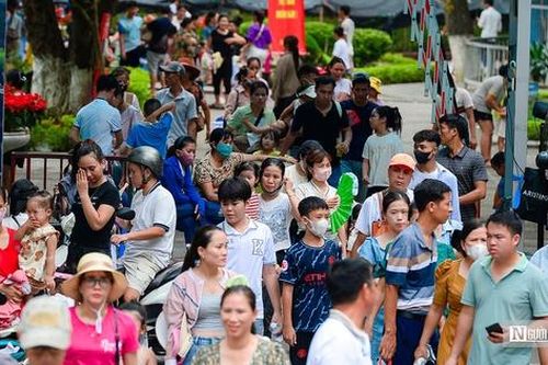 Nghỉ lễ 2/9: Người dân đổ về vườn thú, công viên nước tham quan, vui chơi