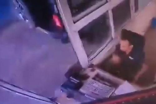 Clip: Xe tải đâm vào trạm thu phí, nam nhân viên thoát chết khó tin