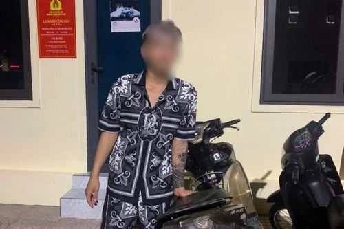 Nam thanh niên điều khiển xe bằng chân sau khi dùng ma túy