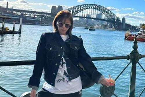Nữ ca sĩ xinh đẹp bị bệnh không thể đi hát, làm nhân viên quán cà phê từ sáng đến chiều
