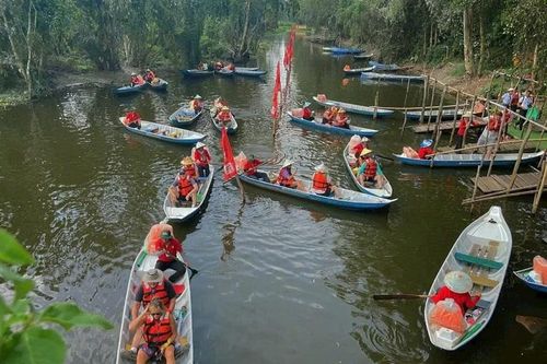 Những 'thức quà' của lũ ở Trà Sư