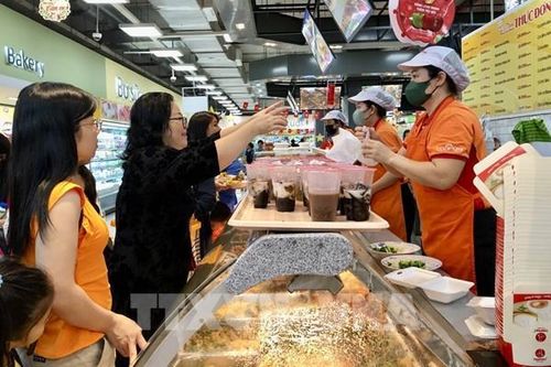 Thời tiết bất lợi, người dân 'đổ' về các điểm vui chơi, ăn uống trong nhà