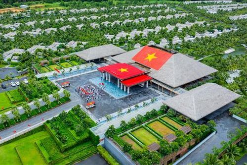 Du khách thích thú check-in giữa ngợp trời cờ đỏ sao vàng tại Nam Phú Quốc